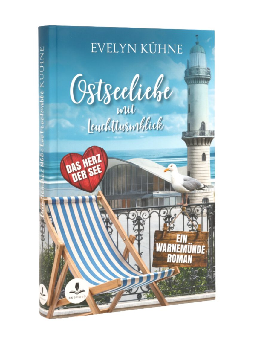 das-herz-der-see Buchcover des Romans „Ostseeliebe mit Leuchtturmblick“ von Evelyn Kühne. Im Hintergrund der Leuchtturm und das Teepott-Gebäude in Warnemünde, davor ein Balkon mit einem blau-weiß gestreiften Liegestuhl und einer sitzenden Möwe. An einem Geländer hängt ein Holzschild mit der Aufschrift „Ein Warnemünde Roman“, daneben ein rotes Herz mit dem Text „Das Herz der See“. Oben steht der Name der Autorin, unten das Verlagslogo von EK Books.