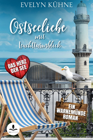 Buchcover des Romans „Ostseeliebe mit Leuchtturmblick“ von Evelyn Kühne. Im Hintergrund der Leuchtturm und das Teepott-Gebäude in Warnemünde, davor ein Balkon mit einem blau-weiß gestreiften Liegestuhl und einer sitzenden Möwe. An einem Geländer hängt ein Holzschild mit der Aufschrift „Ein Warnemünde Roman“, daneben ein rotes Herz mit dem Text „Das Herz der See“. Oben steht der Name der Autorin, unten das Verlagslogo von EK Books.